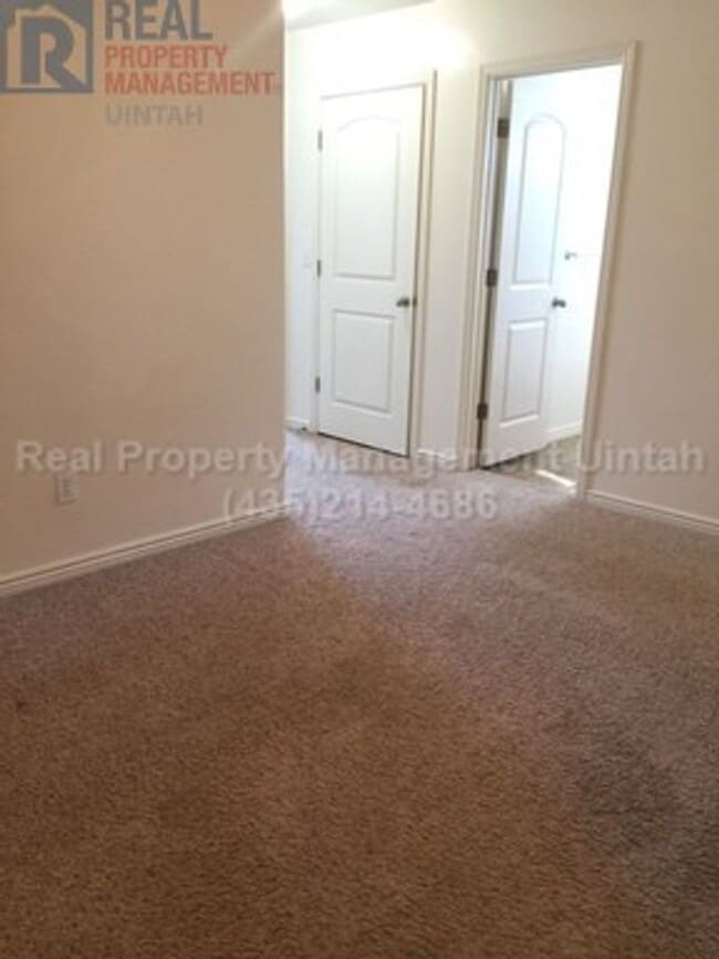 Building Photo - 3 Bed 2.5 Bath Townhome in Split Mountain.