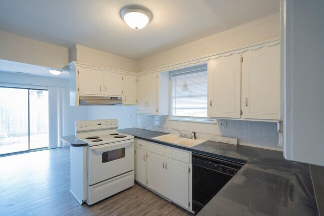 Building Photo - Spacious, Updated & Cute Home Near Lake He...