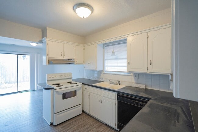 Building Photo - Spacious, Updated & Cute Home Near Lake Hefner in Close Proximity to Shopping & Dining