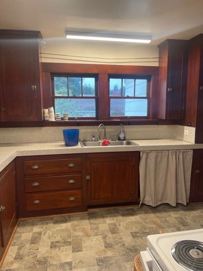 Building Photo - Spacious Craftsman Home