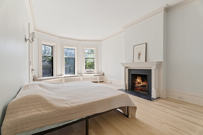 Building Photo - The Sinclaire House - Solarium Apartment