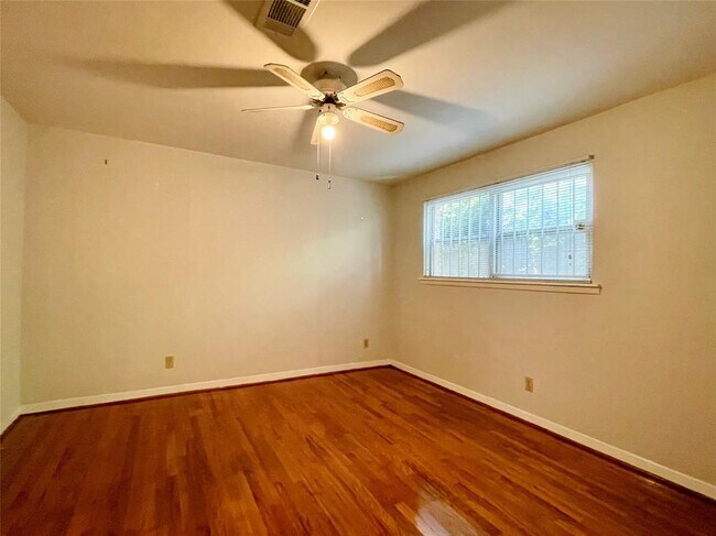 Building Photo - 3420 Mt Vernon St