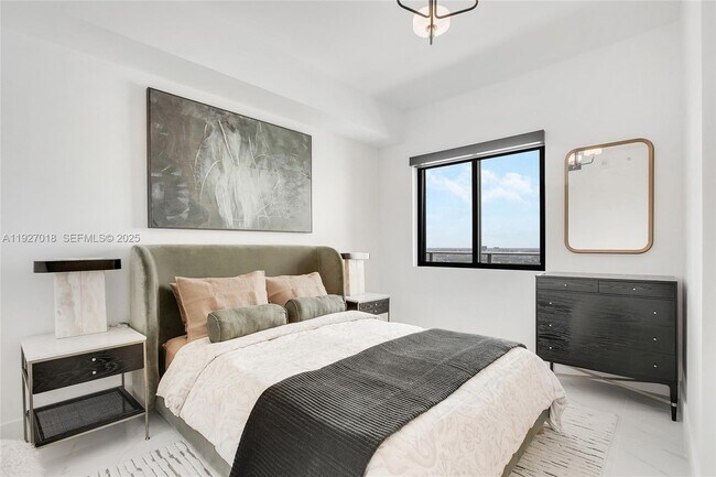 Building Photo - 700 NE 24th St