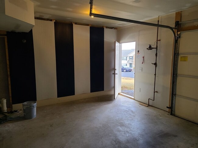 Building Photo - 3 Bedroom 2 1/2 bath end unit Townhome for Rent in Waynesboro