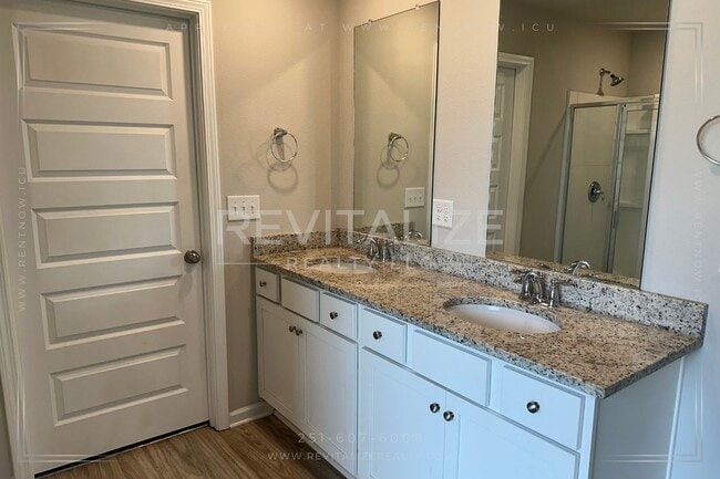 Building Photo - Beautiful 4 Bedroom/2 Bathroom House in We...