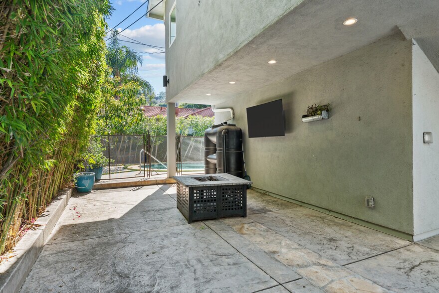 Building Photo - 4242 Van Nuys Blvd