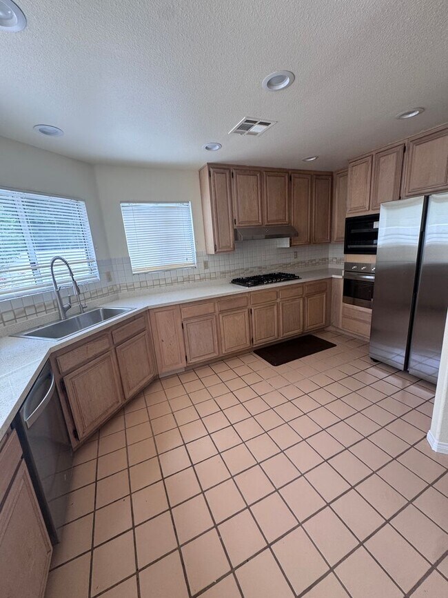 Building Photo - Spacious La Jolla Home in Gated Community