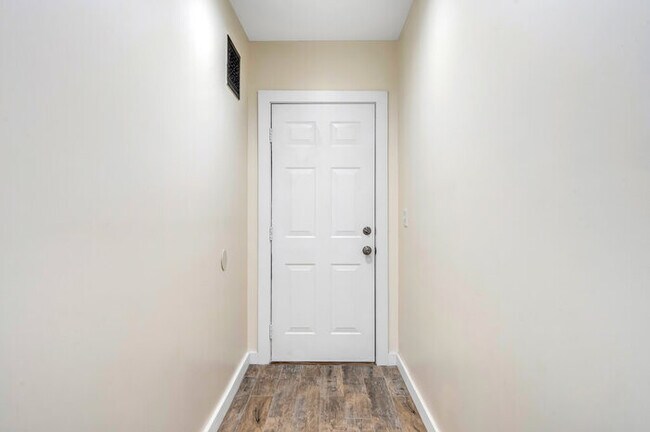 Building Photo - 631 Clover Ln