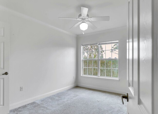 Building Photo - 735 Majestic Dr