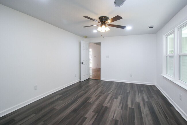 Building Photo - Spacious 4 Bedroom, 2.5 Bath Home in Savan...