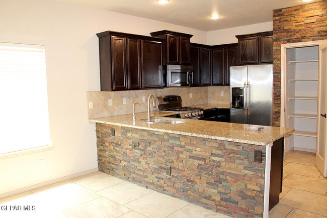 Building Photo - 13832 Hollywood Dr