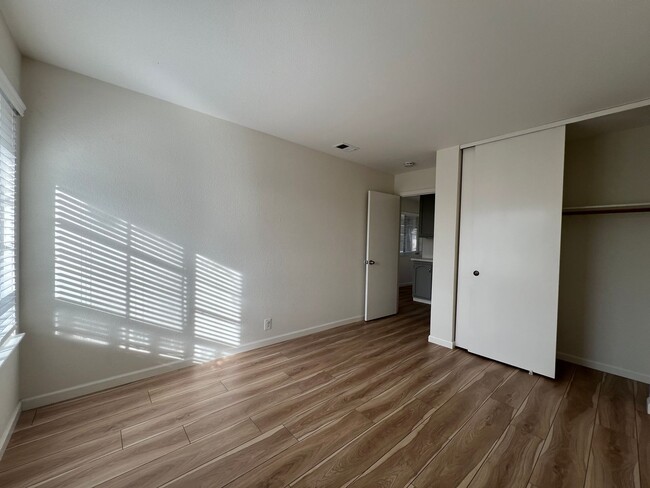 Building Photo - Bright & Spacious 3 Bedroom 2.5 Bath Duet ...