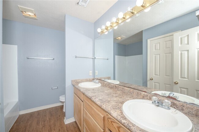 Building Photo - 1813 Sara Dr