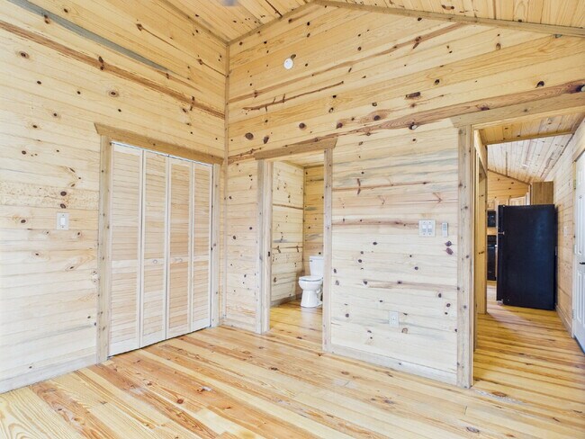 Building Photo - 2/2 Custom Cabin