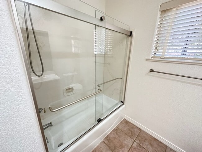 Building Photo - HOUSE - VILLAGE OF OAK CREEK