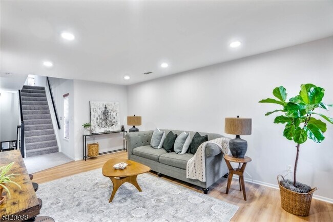 Building Photo - 8 Springholm Dr