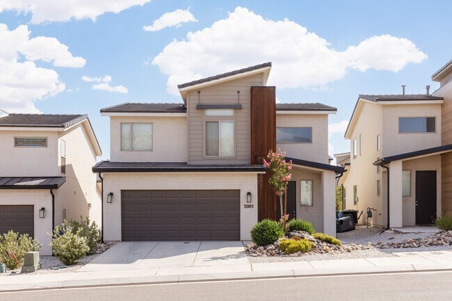 Primary Photo - 4 bed | 2.5 bath | 2 car in Desert Canyons