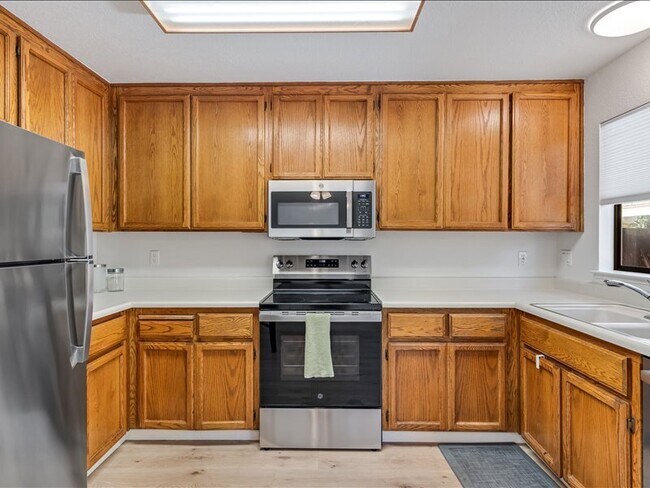 Building Photo - 843 Falcon Way