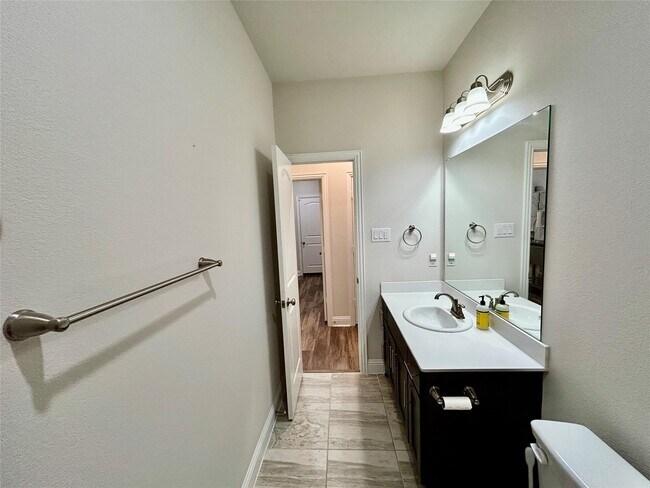 Building Photo - 541 Firethorn Dr