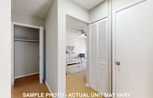 Building Photo - Updated 2 Bedroom Jacksonville Heights Apa...