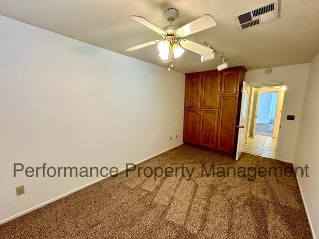 Building Photo - Stunning 4 Bed/3 Bath Home in The Oaks!