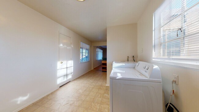Building Photo - UPTOWN 3 Bedroom +Office  2 Bath with Garage