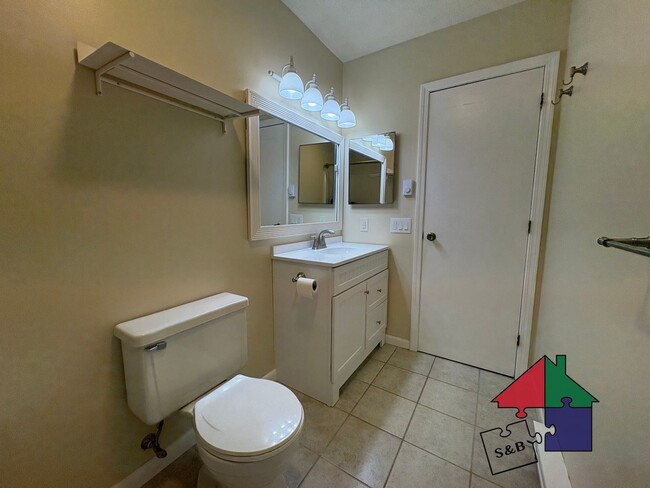 Building Photo - Elegant 3-Bedroom Townhouse in South Burli...