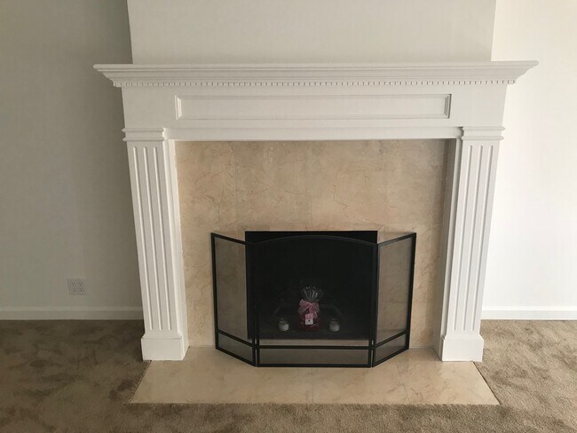 Building Photo - Sparkling 2 Bedroom 1.5 Bath - Nicely upda...