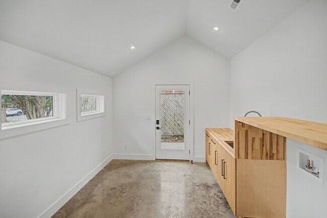 Building Photo - Stunning 5BR/3.5BA historic home located near Hillsboro Village!