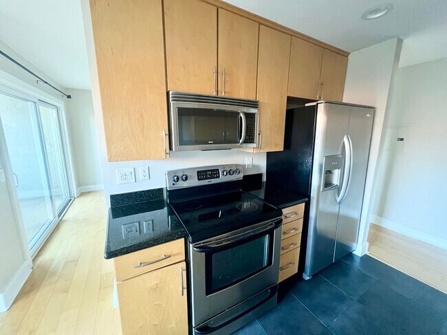 Building Photo - Modern 2BR/2BA Hillcrest Condo with Private Balcony & Amenities