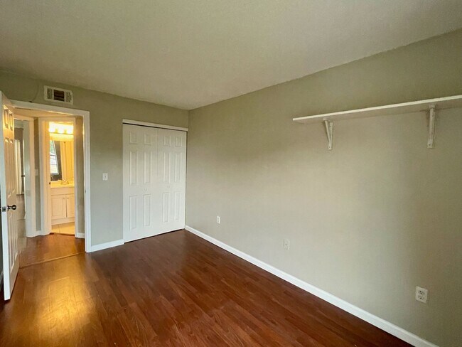 Building Photo - Charming 3-Bedroom, 2.5-Bath Townhome in Village Square Condominiums