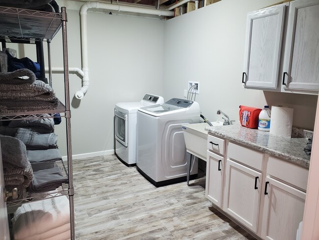 full laundry - 1314 Bogey Trl