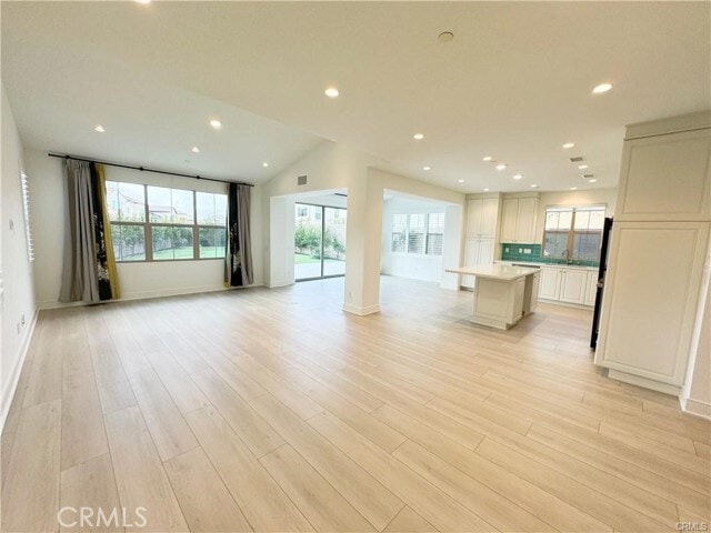 Building Photo - 148 Sabbia
