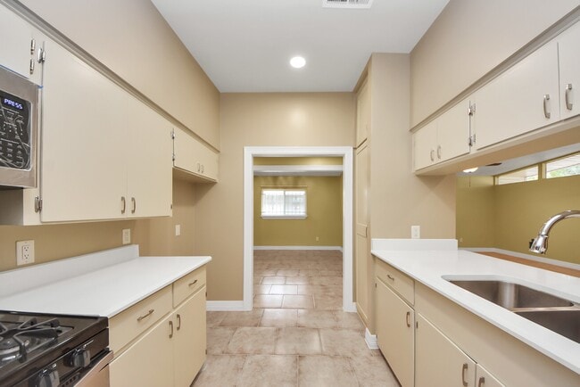 Building Photo - 5326 Heatherbrook Dr