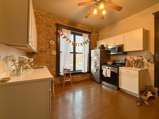 Building Photo - 3765 N Kenmore Ave