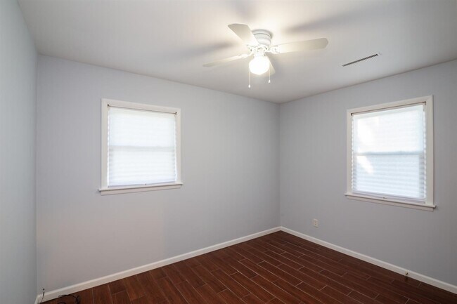 Building Photo - 3 bedroom / 1 bathroom Home for rent in Hobart