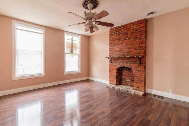 Building Photo - Beautifully Renovated Brick Home in East F...