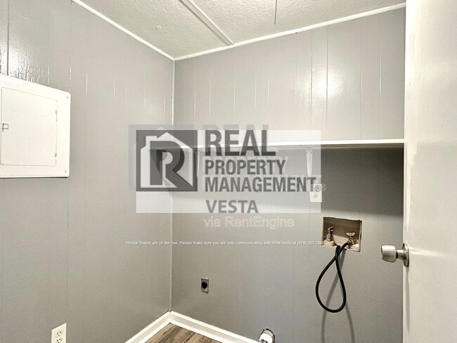 Building Photo - 2403 Groveland Cir N