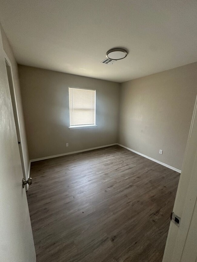 Building Photo - 1003 7th Ave NW