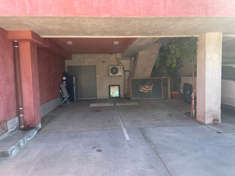 1 car parking - 2640 Lincoln Blvd