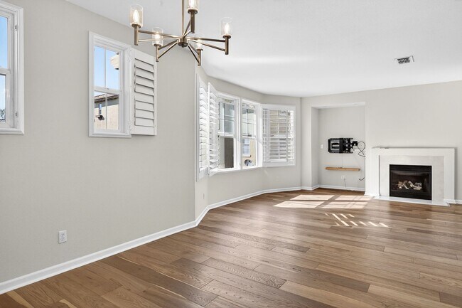 Building Photo - Beautiful Upgraded Townhome: 1,676 sqft, 2-Car Garage + Iron Horse Trail Access