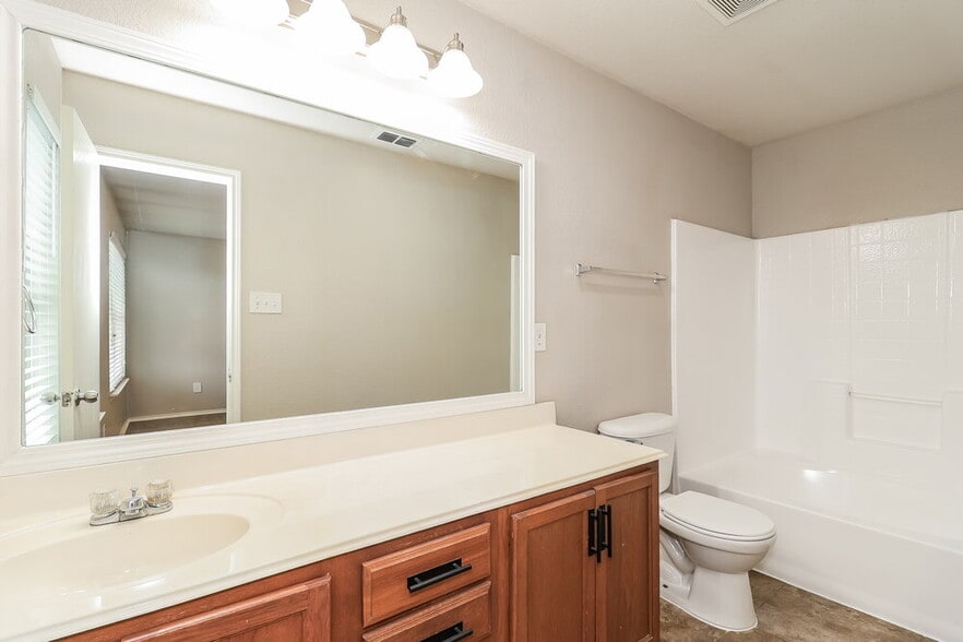 Building Photo - 10628 Wild Oak Dr