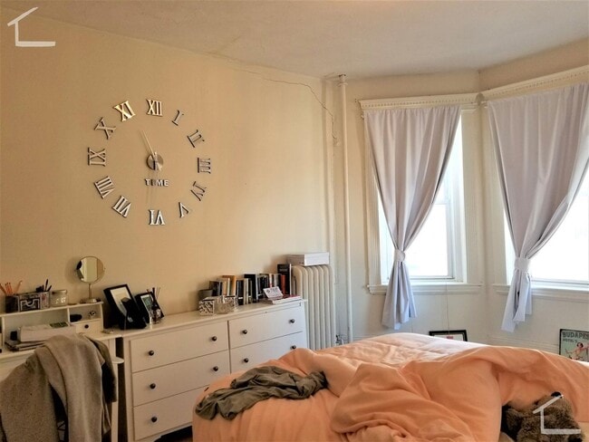 Building Photo - Packard's Corner three bedroom filled with sunlight