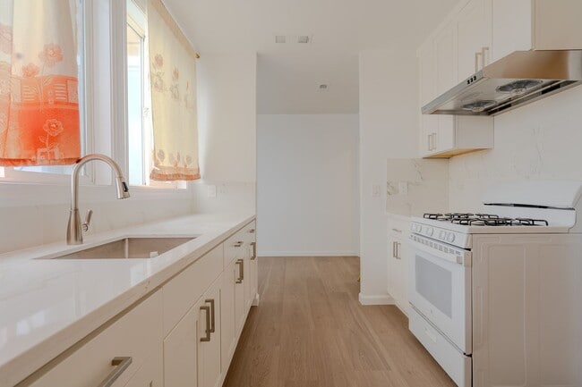 Building Photo - Spacious 2 Bedroom Home Near Stonestown
