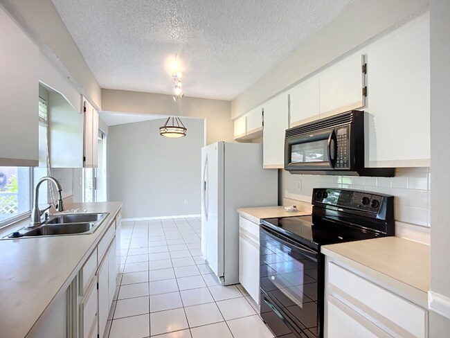 Building Photo - 25075 Palisade Rd