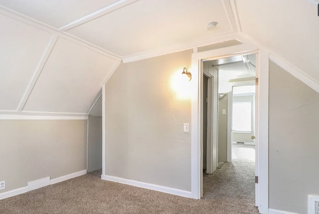 Building Photo - 405 E Woodside St