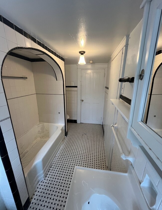 Building Photo - 544 King St