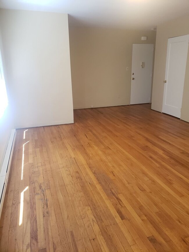 Building Photo - **PENDING** Classic Studio Apartment in Th...