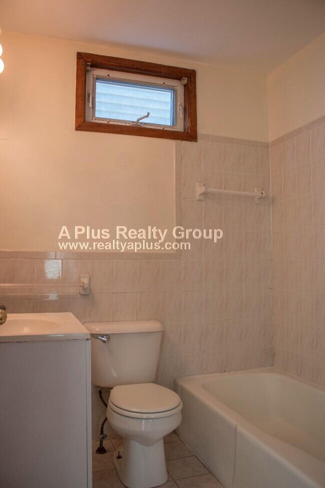 Building Photo - 336 Centre St