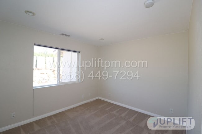 Building Photo - 3 Bed, 2 Bath House w/ 2-Car Garage, Central HVAC, Very Private